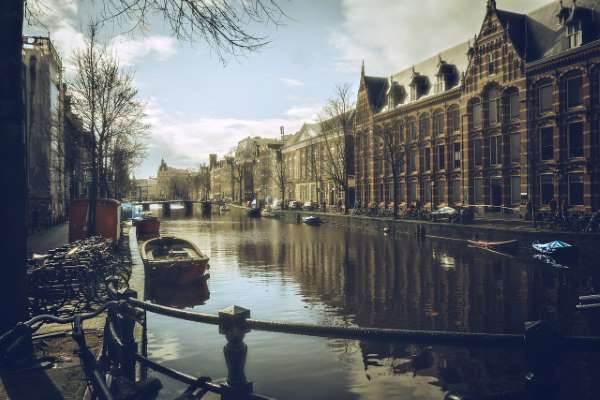 La ciudad de Amsterdam prohíbe la construcción de nuevos hoteles para controlar el turismo de masas