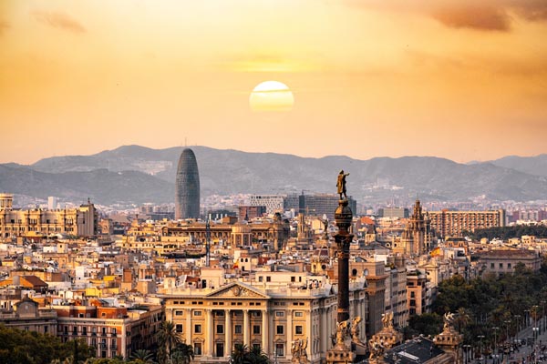Barcelona prohibe novas altas de pisos turísticos na cidade