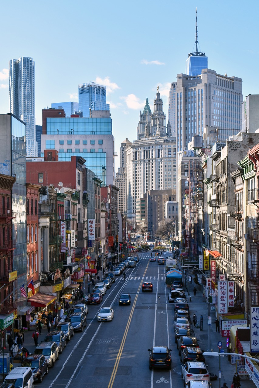 Las acciones de la promotora china Evergrande caen un 80% en la bolsa de Hong Kong al tiempo que reduce sus pérdidas significativamente