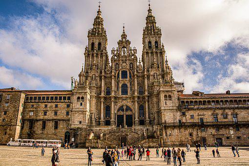 El nuevo PXOM de Santiago de Compostela permitirá convertir bajos comerciales en viviendas en certas zonas da cidade 