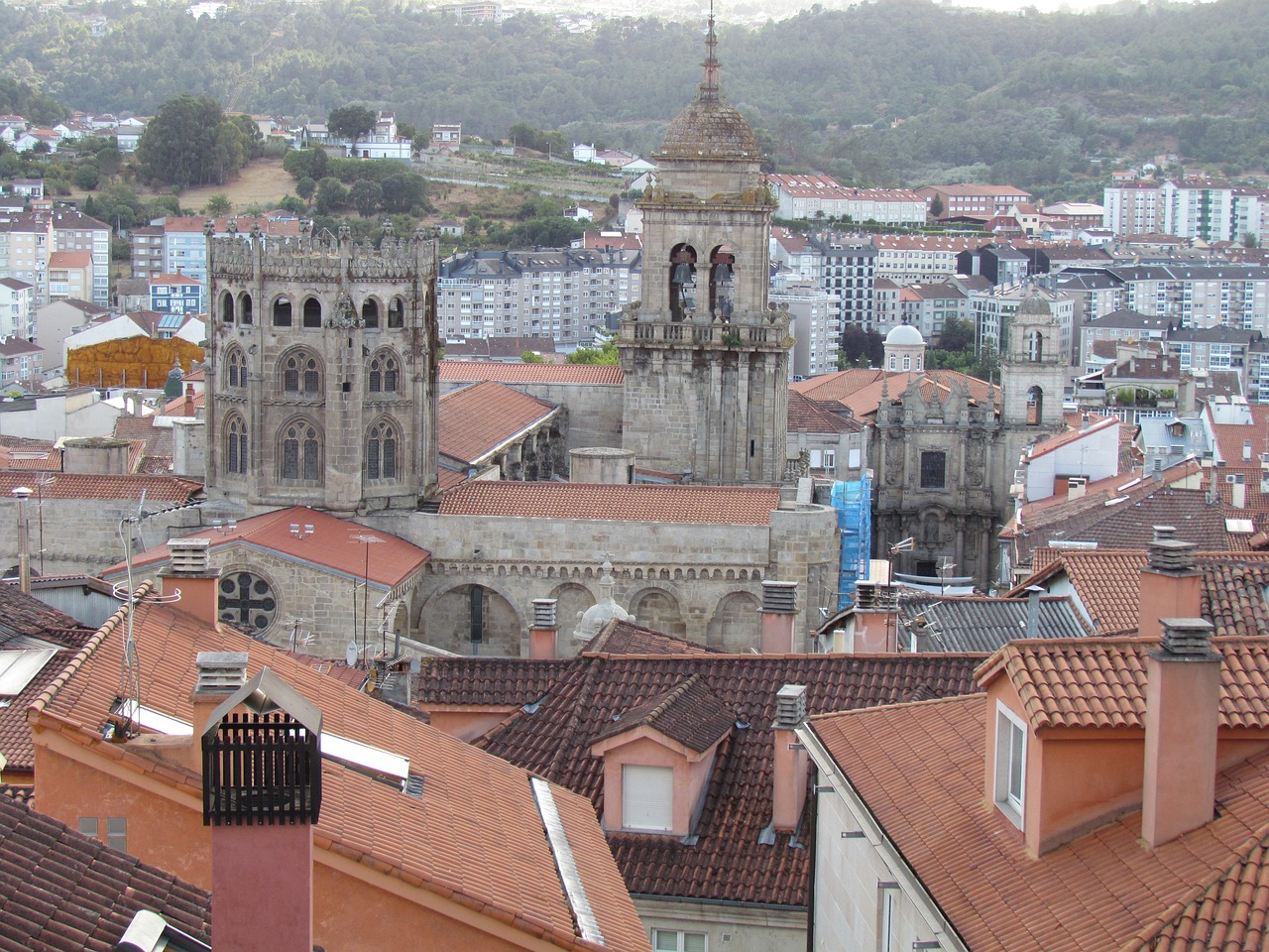 La compraventa de viviendas se expande en Ourense mientras se contrae en Galicia y España
