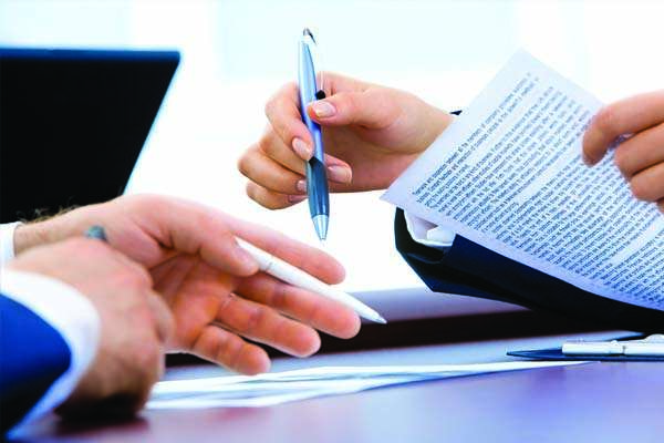 Según los notarios, descienden la vendta de viviendas y la firma de hipotecas pero suben los precios