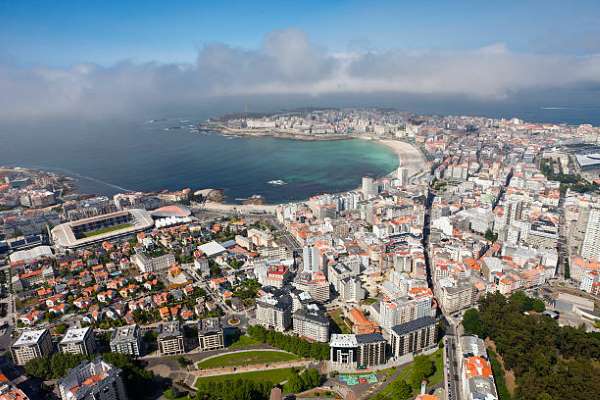A Coruña es la ciudad gallega donde más aumentan las plazas de pisos turísticos, según Exceltur