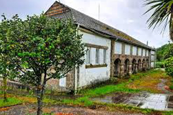 Curtis lanza un concurso público para la contratación de la rehabilitación de una escuela unitaria que la transforme en dos viviendas sociales