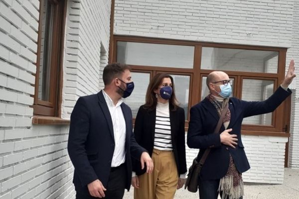 A Xunta colabora con concello de Cabana de Bergantiños na mellora da accesibilidade e do entorno do edificio destinado a vivendas sociais