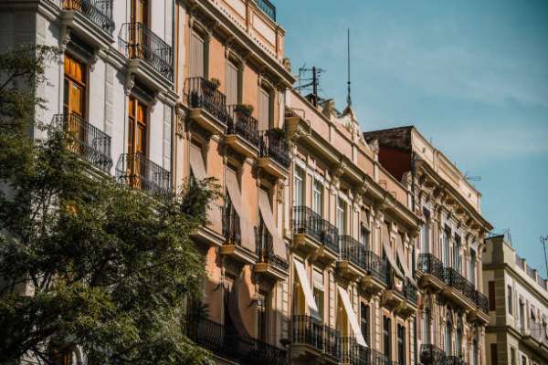 El Gobierno gallego delega la regularización y limitación de los pisos turísticos a los ayuntamientos y comunidades de vecinos