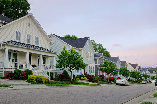 Los precios de la vivienda usada en los Estados Unidos se mantienen al alza mientras bajan las ventas