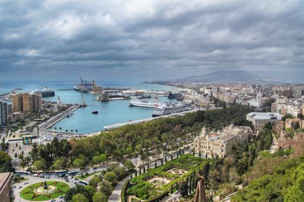El alcalde de Málaga propone una tasa por pernoctar en viviendas turísticas para subvencionar el alquiler de las familias más vulnerables