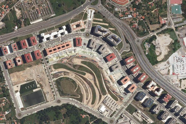 La Xunta se interesa por el estado del edificio de Navia que sufrió este domingo un incendio en el garaje y se pone a disposición de sus vecinos