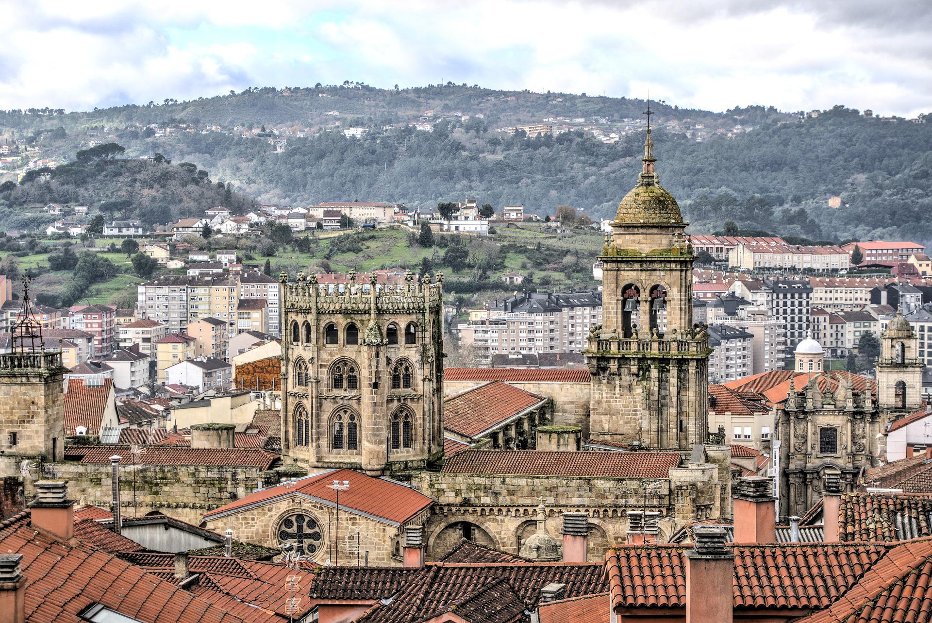 La redacción de los proyectos y la dirección de las obras para construir 66 viviendas de promoción pública en Ourense son adjudicadas por la Xunta por más de 425.000 €