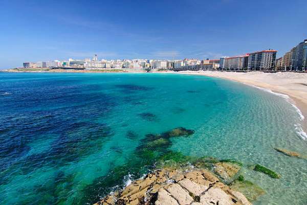 Aviturga informa que el Orzán acumula el mayor número de viviendas de uso turístico en A Coruña