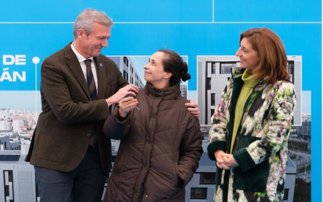 El presidente de la Xunta entrega las 40 primeras viviendas de promoción pública en el barrio coruñés de Xuxán