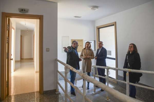La vicepresidenta segunda de Xunta visita el inmueble adquirido por el ayuntamiento de Oza-Cesuras que se destinará a viviendas de promoción pública tras su rehabilitación