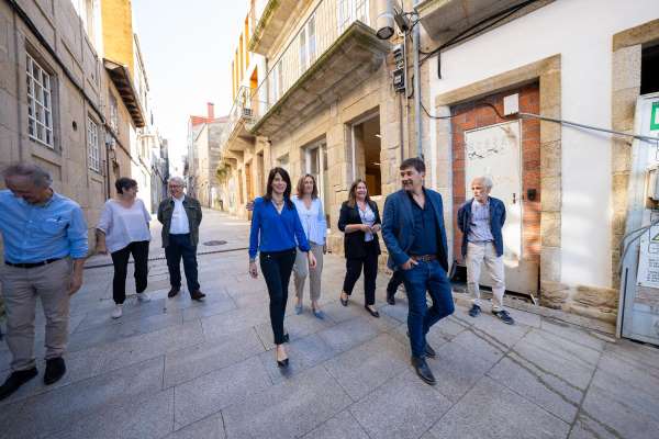 Martínez Allegue visita las obras de rehabilitación de un edificio en el casco viejo de Vigo con las que se pondrán a la disposición de la ciudadanía seis nuevas viviendas