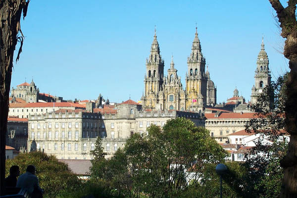 O Goberno local plantexa flexibilizar as condicións para a división de vivendas de gran tamaño no casco vello de Santiago