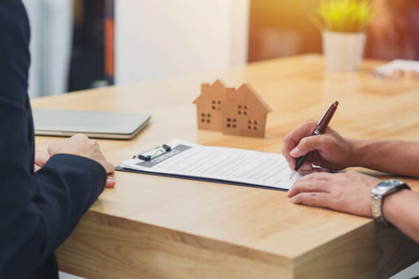 La firma de hipotecas sobre viviendas modera su caída en España hasta el 2,4% en noviembre