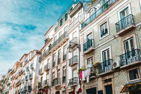La compra de viviendas por extranjeros en Portugal desciende un 22% tras la eliminación de las golden visa