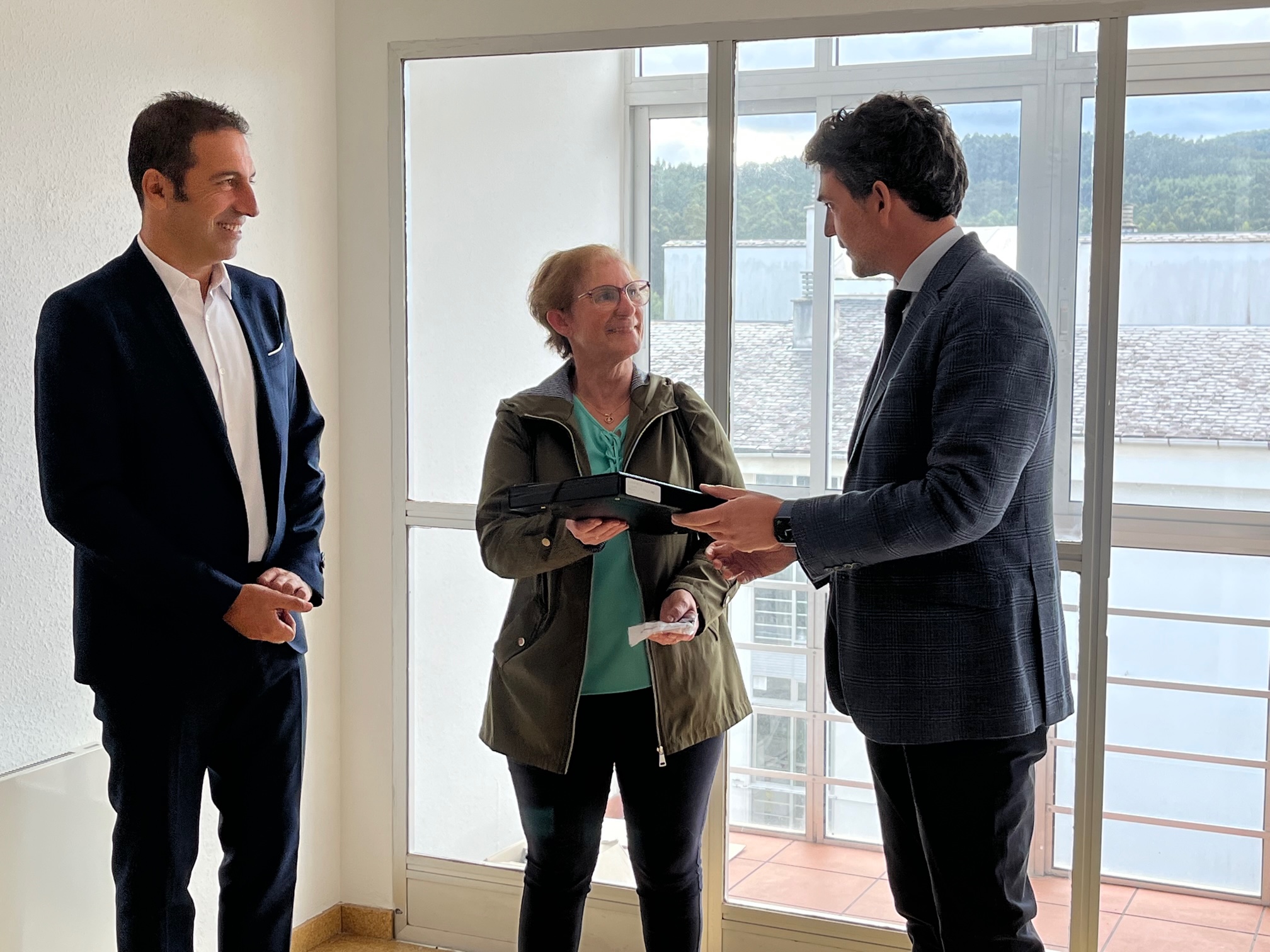 El Gobierno gallego entrega dos viviendas de promoción pública en los ayuntamientos de Cervo y Valadouro
