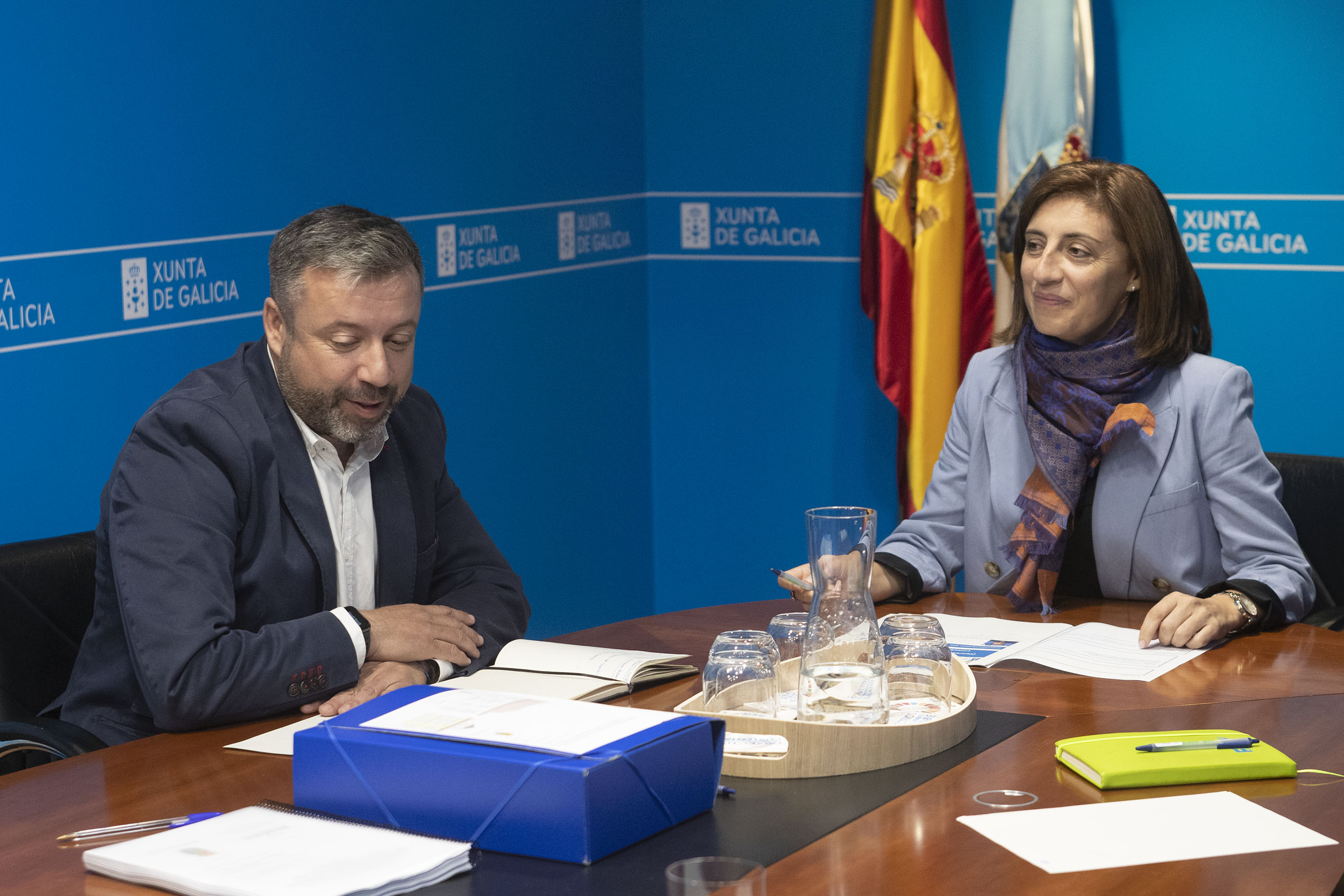 La Xunta y el Ayuntamiento de Cualedro estudian la rehabilitación del edificio Santander para construir viviendas para alquiler social